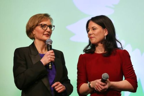 Kontroverse Debatte um Aufstieg der Außenministerin