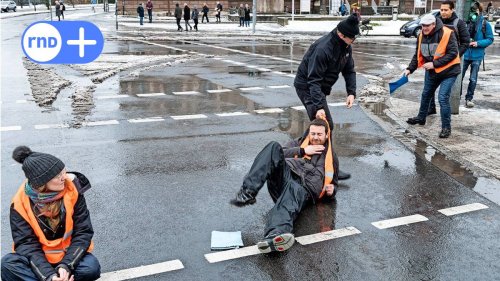 „Setz’ dich wieder hin und ich breche dir die Beine“: Autofahrer zerrt Klimaaktivisten von Straße