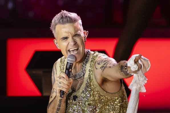 Robbie Williams ersteigert Brille und Pfeife seines Idols Eric Morecambe