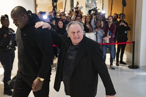 Gérard Depardieu vor Gericht: Prozess wegen sexueller Übergriffe gestartet