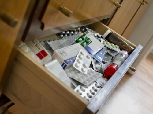 Abgelaufene Medikamente entsorgen: Was darf in den Restmüll?