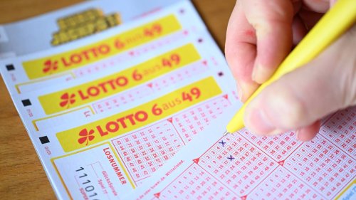 „War gut, dass ich schon saß“: Lotto-Gewinnerin von mehr als 48 Millionen Euro gefunden