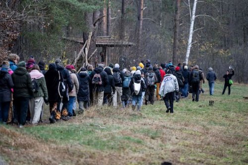 Gegen Auflösung des Protestcamps: Tesla-Kritiker demonstrieren erneut