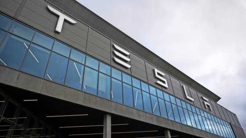 Grünheide: Mutmaßlicher Brandanschlag auf Stromanlage legt auch Tesla-Gigafactory lahm