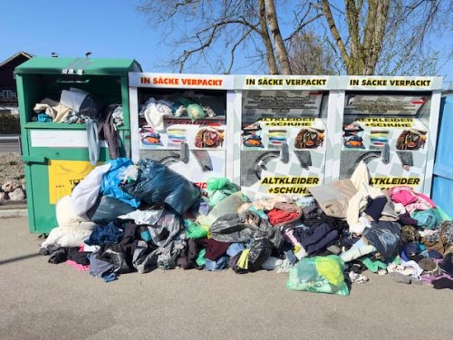"Systemkollaps droht": Warum Altkleidercontainer zur Müllhalde werden