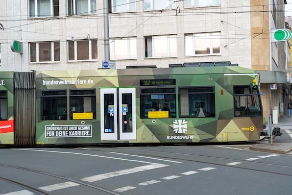 Ärger um Bundeswehr-Werbung auf Münchner Straßenbahnen