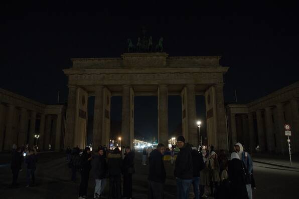 Licht aus am Brandenburger Tor - „Earth Hour“ in Deutschland