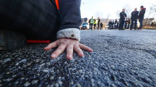 Dresden: Aufgebrachte Autofahrer tragen Klimaaktivisten bei Blockade von der Straße