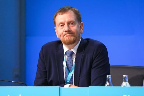 Sachsen: Ministerpräsident Kretschmer garantiert Jobs - und will mehr Effizienz