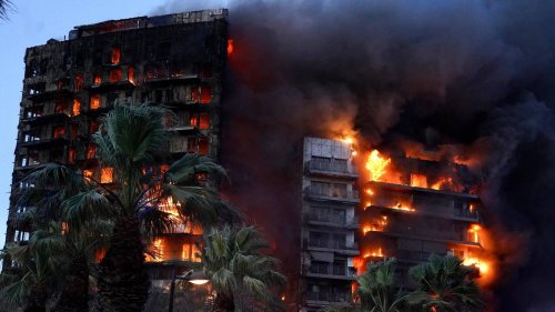 Komplettes Hochhaus in Valencia steht in Flammen