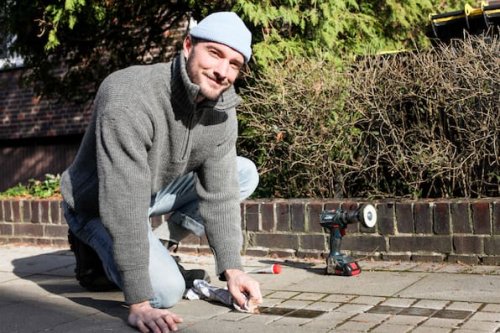 Gedenken: Malte Burose putzt alle Stolpersteine von Hannover