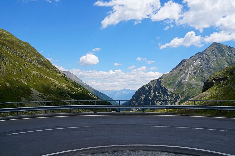 Schweiz Roadtrip: Von Kurven, Kühen und glitzernden Bergseen