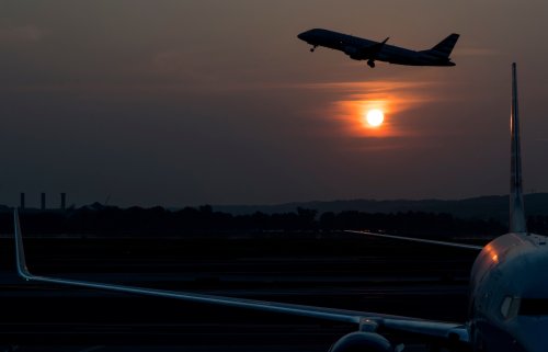 Trump considers orders to keep airline workers on job