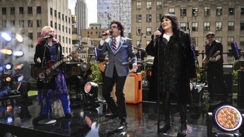 Jimmy Fallon Performs 'Total Eclipse of the Heart' With Heart During Solar Eclipse