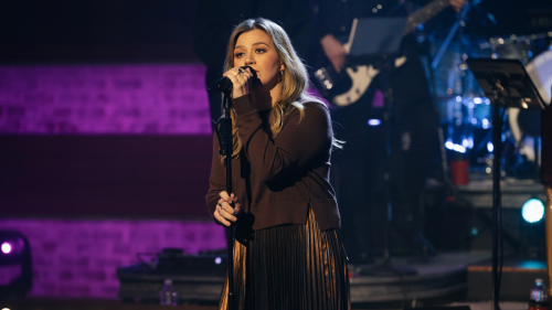 Kelly Clarkson Delivers Aching Eagles Cover of 'Desperado'