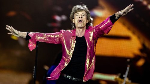 Mick Jagger Dances Like There's Nobody Watching to 'Moves Like Jagger' at a Bar