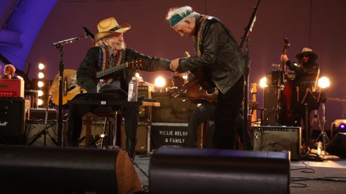 Keith Richards Surprises Fans At Willie Nelson's 90th Birthday Concert ...