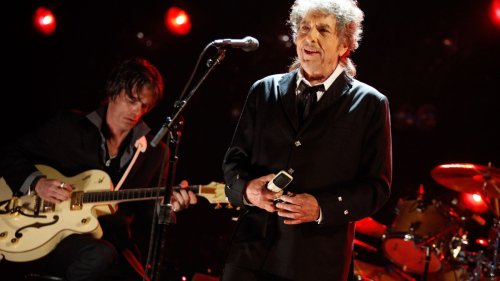 Bob Dylan Plans New Album, Drops Sinatra Cover