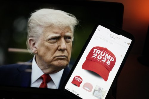 Trump Store verkauft jetzt „Trump 2028“-Merchandise: „Schreibt die Regeln neu“
