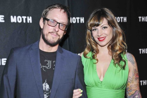 Video: Jillian Lauren, Frau von Weezer-Bassisten, schießt aus Waffe
