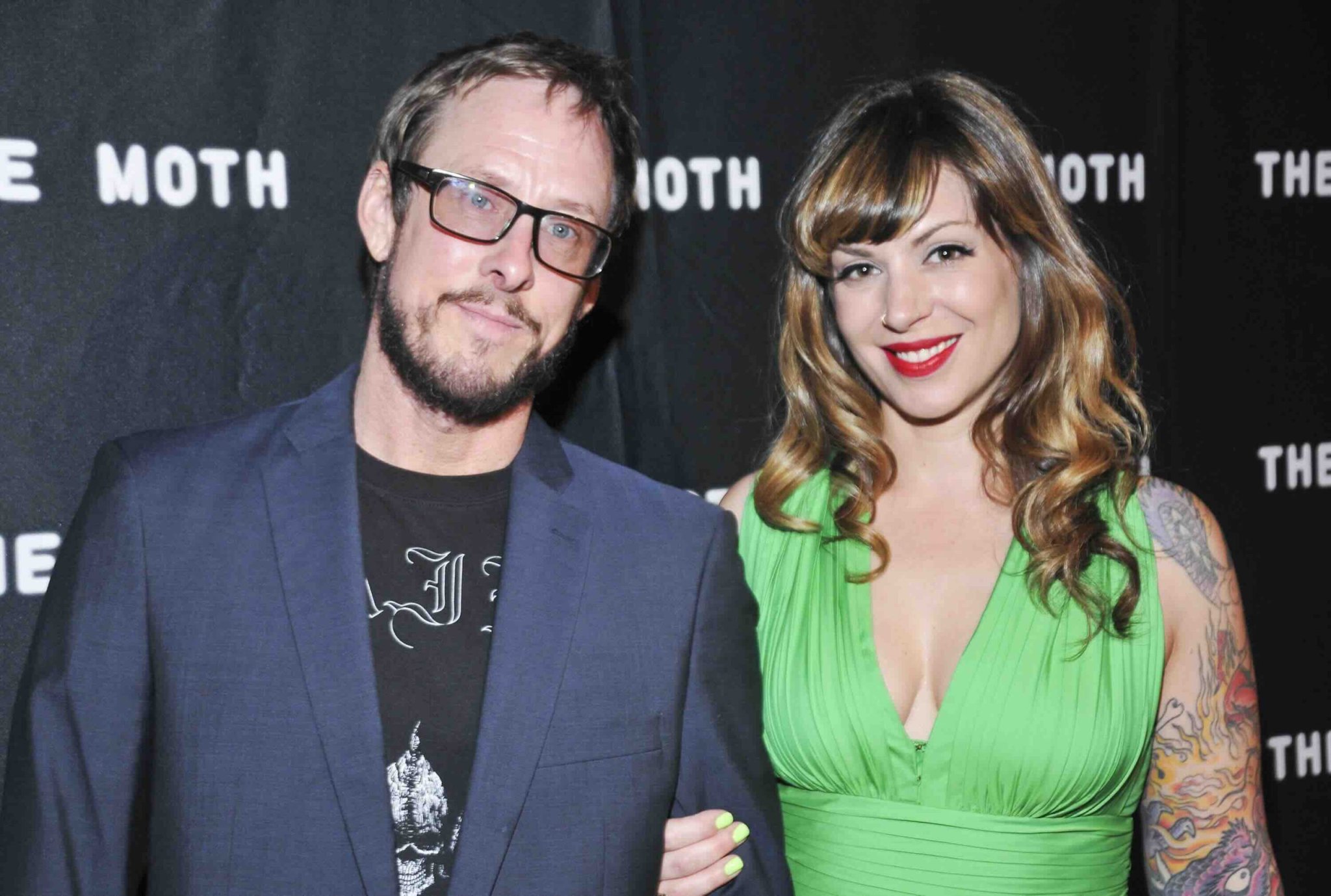 Video: Jillian Lauren, Frau von Weezer-Bassisten, schießt aus Waffe