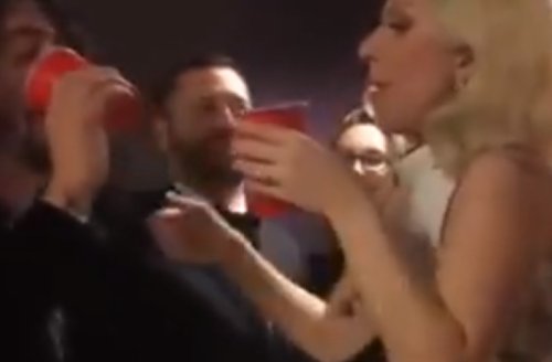 Hier sehen: Lady Gaga und Dave Grohl teilten sich backstage ein Bier bei den...