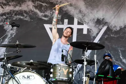 Star Crash: Im Todesflugzeug saßen ein Drummer und ein Musikmanager
