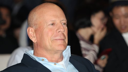 Bruce Willis vertreibt sich die Zeit mit einer Mundharmonika