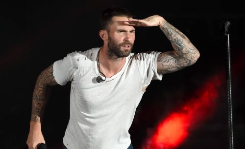 Noch heute lacht das Netz über Adam Levines Peinlich-Flirts