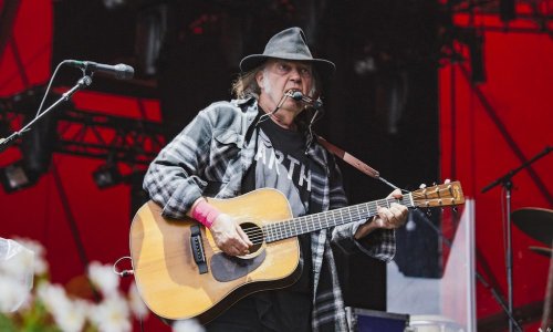 Neil Young fustige Spotify pour de la désinformation sur les vaccins et veut y retirer son catalogue
