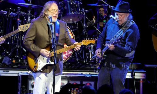 Regardez Neil Young et Stephen Stills jouer « Rockin’ in the Free World »