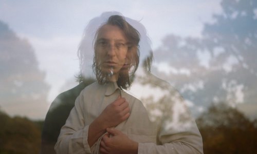 Luca Wilding renoue avec son père dans l’ode folk « Book of Fate »