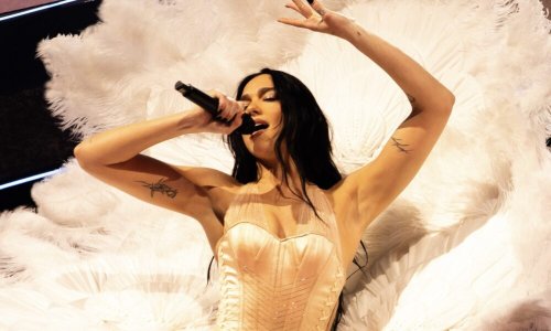 Dua Lipa reprend « Highway to Hell » en Australie