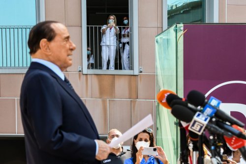 Berlusconi evoca le dimissioni di Mattarella e rivela, una volta per tutte, che tipo di Italia ha in mente la destra | Rolling Stone Italia