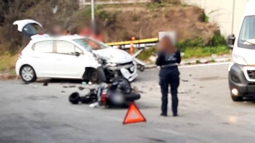 Incidente a Villaggio Prenestino: scontro tra auto e motorino, feriti due ragazzi
