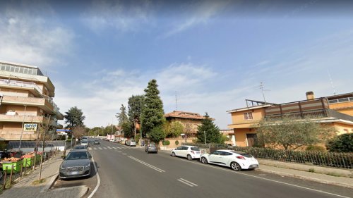 Incidente a Roma: pedone travolto dopo uno scontro tra auto e scooter, morto sul colpo