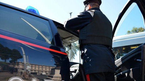 Carabiniera molestata al centro per il rimpatrio: l'ha afferrata per i capelli e ha provato a baciarla