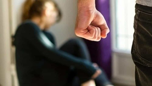 Stuprata e ferita con una lametta dal fidanzato: "Ti ammazzo e ti butto dentro le cave"