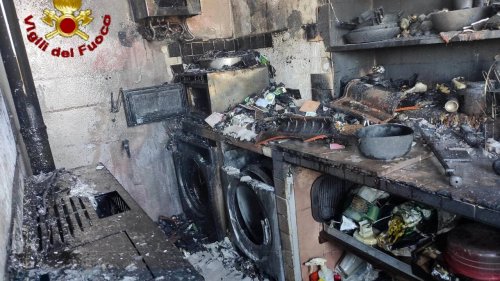 Villetta in fiamme: brucia il primo piano