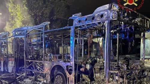 Incendio nella rimessa: fiamme avvolgono e distruggono bus