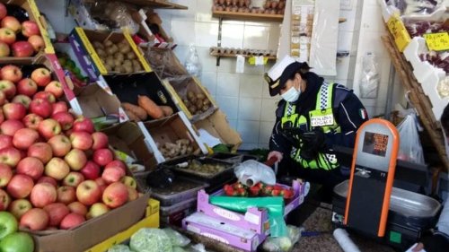 Ambulanti, frutterie e minimarket nel mirino della polizia locale: pioggia di sanzioni