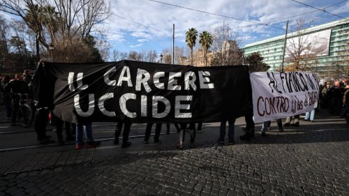 Cospito, anarchici in piazza a Roma: tensioni con la polizia