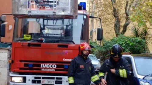 Incendio ad Acilia, fiamme in un palazzo: salvati disabile e badante