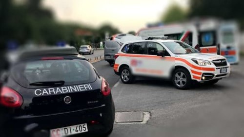 Incidente a Lariano, scontro tra auto e camion dei rifiuti: morta una donna
