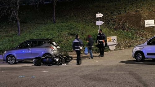 Incidente a Centocelle: motorino contro vettura in sosta dopo scontro con auto, grave 45enne