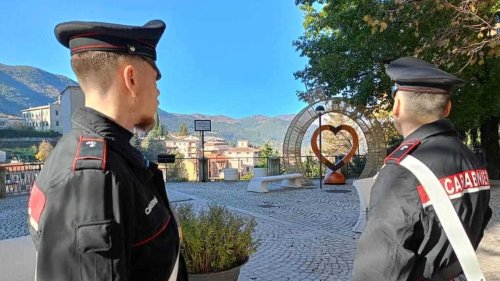 Danneggia il monumento simbolo della città, poi insulta sindaco e carabinieri sui social