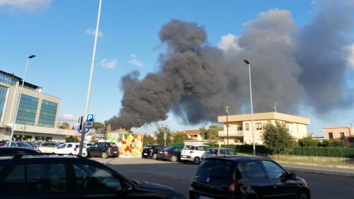 Incendio ad Aprilia, capannoni in fiamme: "Rischio disastro ambientale"