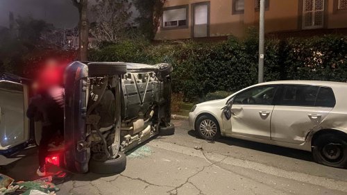 Incidente a Casal Palocco: si ribalta con l'auto e danneggia due vetture in sosta