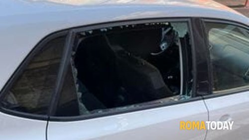 Si sveglia e trova il finestrino distrutto: "Succede ogni notte alle auto parcheggiate nel quartiere"