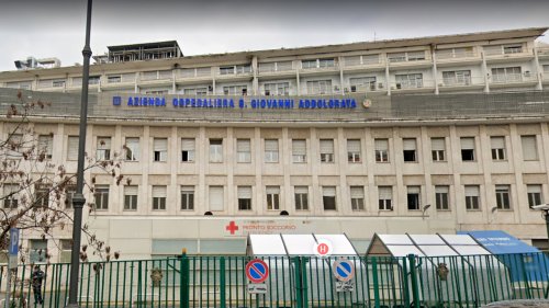 Paura in ospedale: paziente colpisce un secondo degente con delle forbici, ferito 80enne